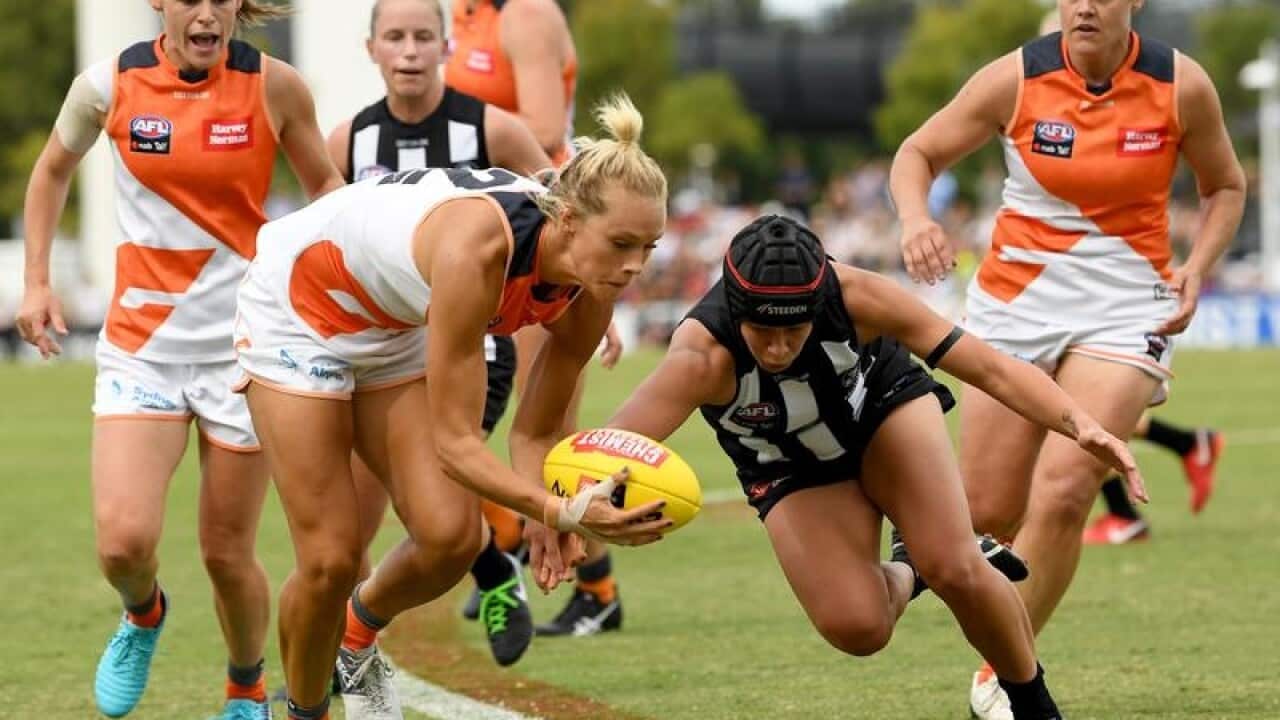 Elle Bennetts of the Giants wins the ball