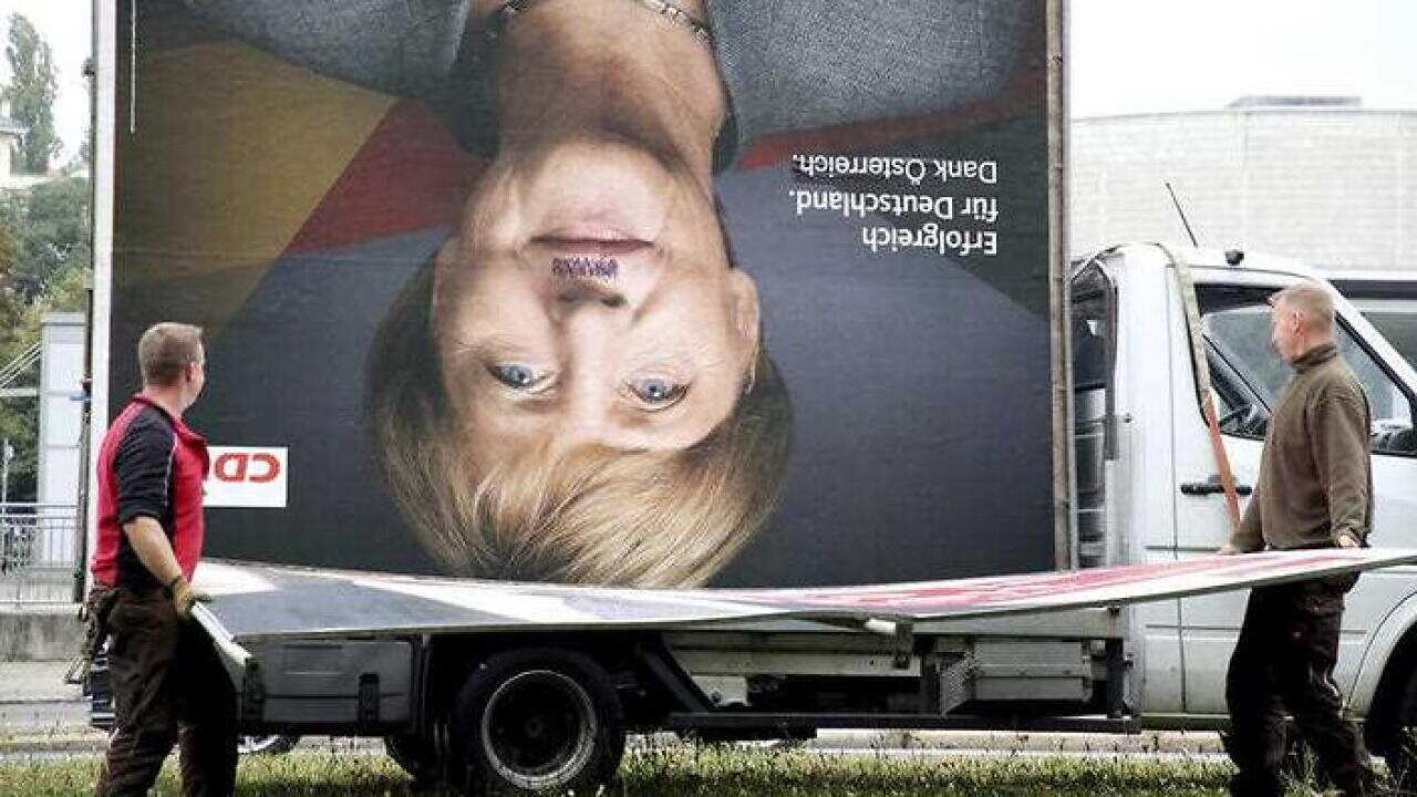 Un manifesto elettorale della Cancelliera tedesca Angela Merkel
