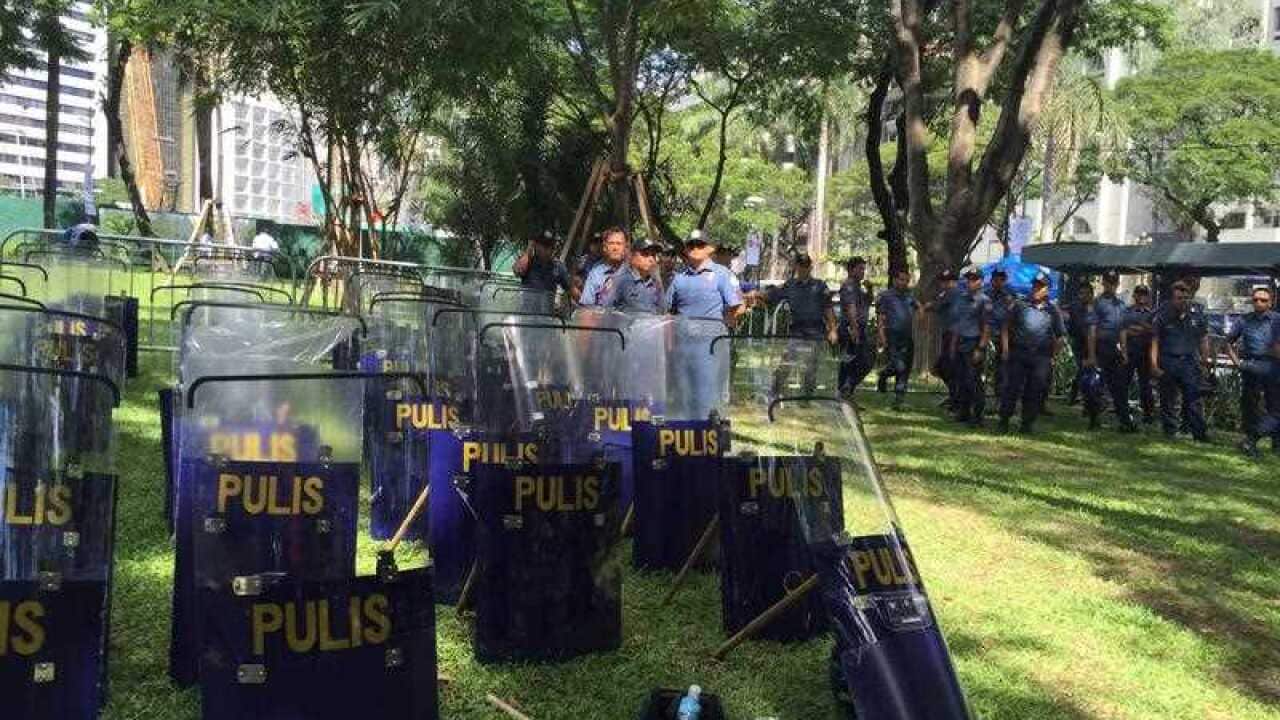 Hundreds of Philippines police stationed outside hotels on Nov 16, 2015, where foreign diplomats and media are staying for the Asia Pacific Economic Cooperation summit