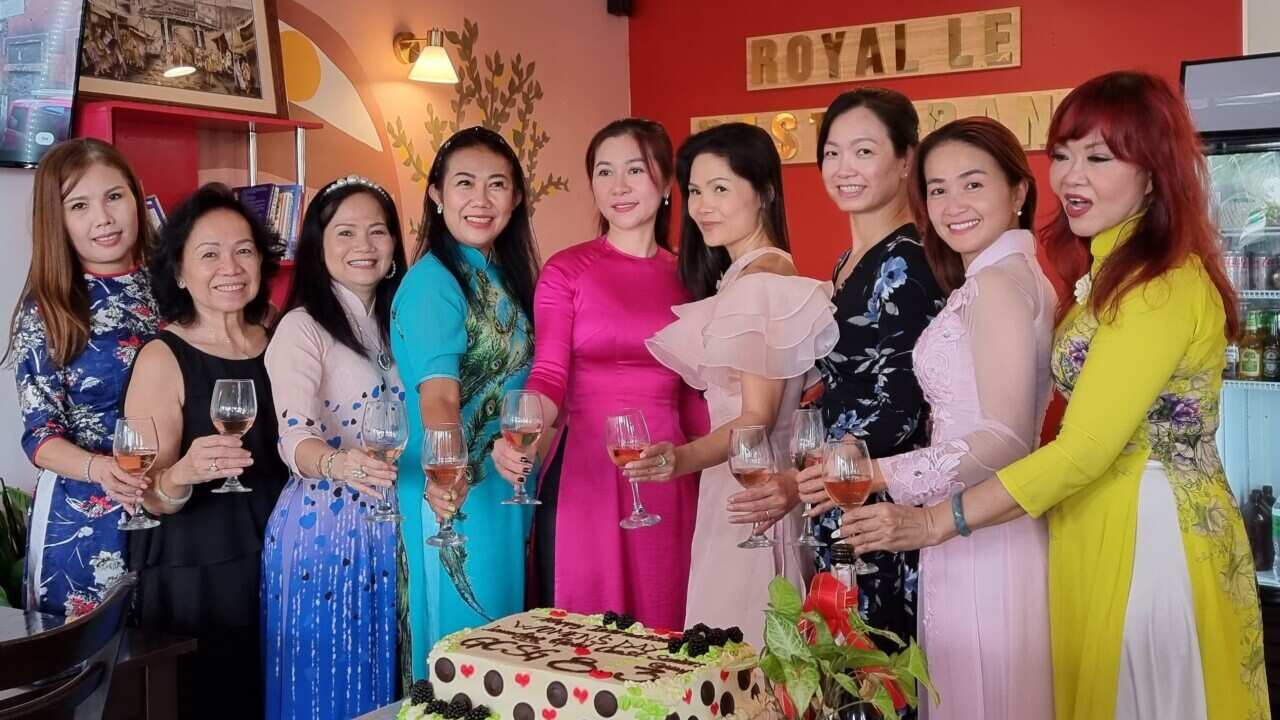 03 - Cắt bánh ra mắt Hội Cao Niên Gold Coast.jpg