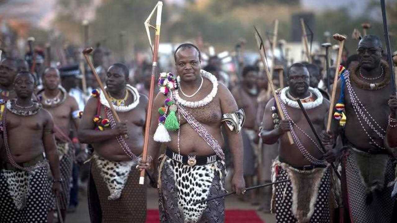 Swazi King Mswati III (C) arrives at the annual Reed Dance ceremony, Manzini, Swaziland, 28 August 2016.