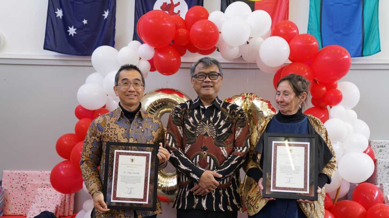 Dr Taufiq Tanasaldy (left) having his picture taken with the Consul General Republic of Indonesia for Victoria and Tasmania, Johanes Jatmiko Heru Prasetyo (centre) and another award recipient from Tasmania, Cas Charles – Tasmania, 30 Aug 2025. Photo: Courtesy Mohammad Razan Bahri.