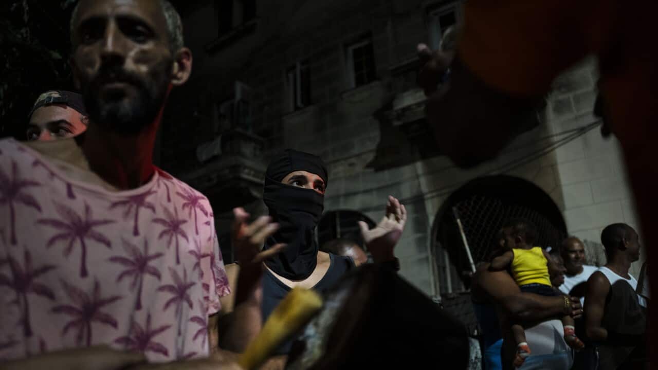 Manifestantes corean consignas durante una protesta que pide el restablecimiento del servicio eléctrico luego de seis días de apagones debido a la devastación del huracán Ian en La Habana, Cuba, el sábado 1 de octubre de 2022.