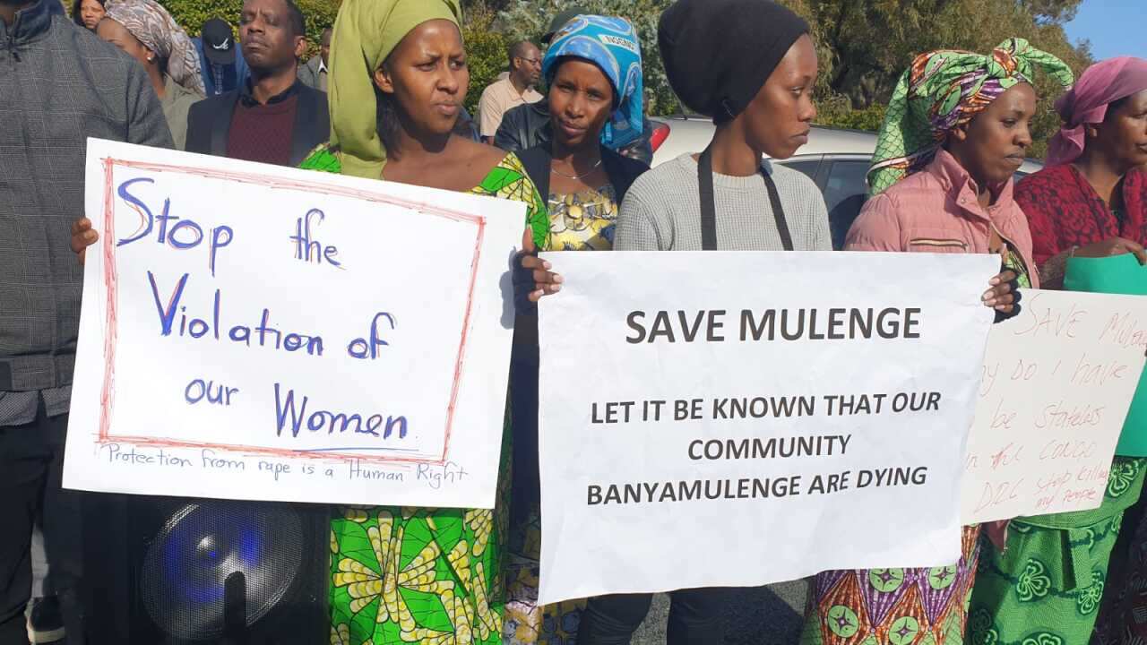 Wanachama wa jamii yawanyamurenge, waandamana nje ya bunge la taifa