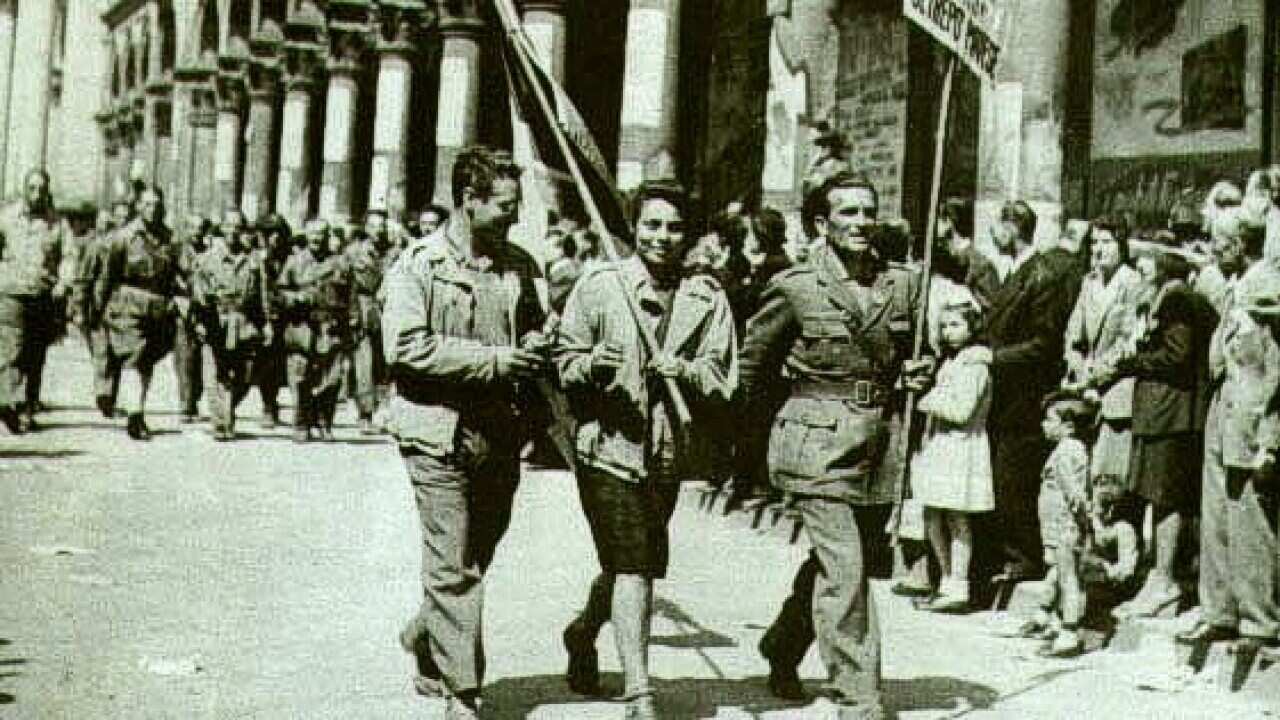 Manifestazione di partigiani per le strade di Milano subito dopo la liberazione