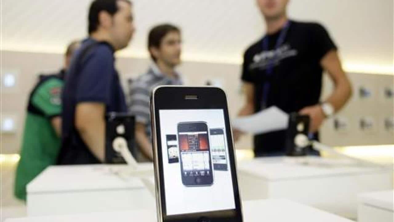 apple-sells-more-than-1-million-iphone-3-303698106-large.jpg