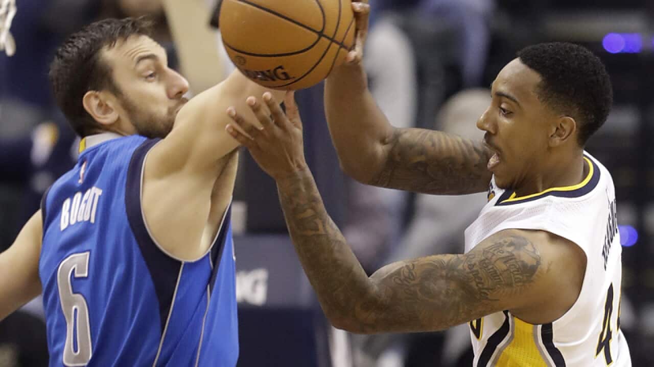 Australian Dallas Mavericks player Andrew Bogut (L)