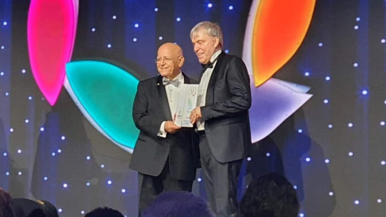 Konzul Sahinovic prima nagradu (2).jpg