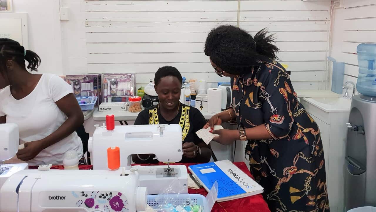 Mwanafunzi apokea mwelekezo katika darasa la shirika la Nakango Vision