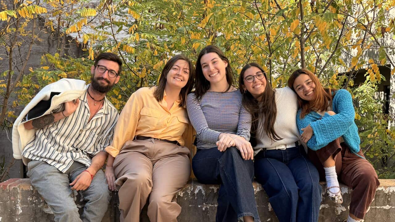 Paschal Tropiano, Chiara Mancini, Alice Castagnoli, Carol Beltrame e Irene Formati nel cortile del Coasit.