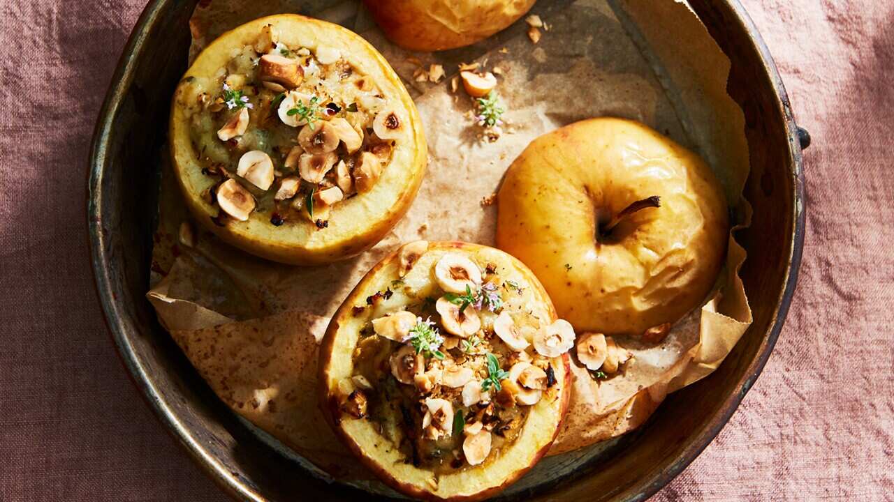 Mahón-stuffed apples (pomes al mahón)