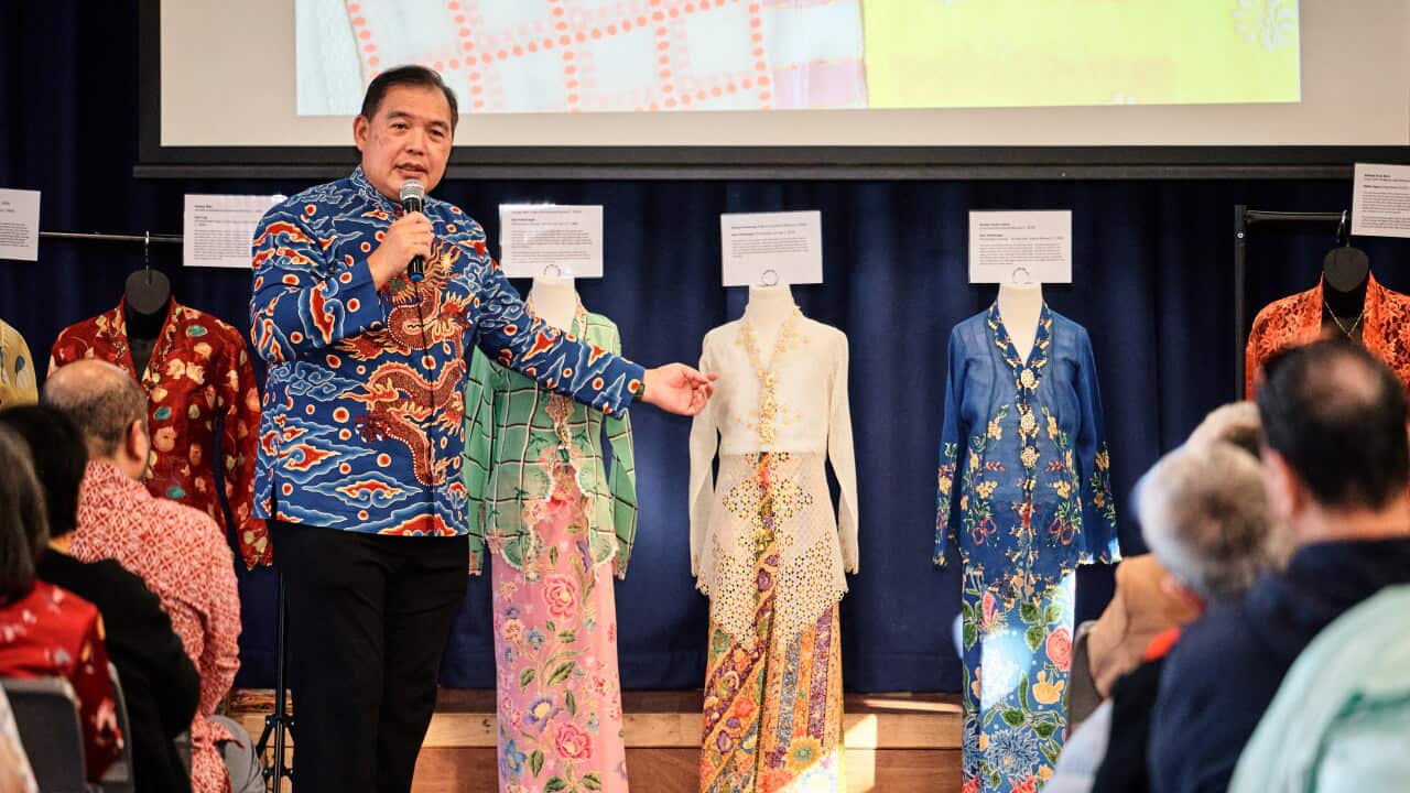 Baba Cedric Tan giat mengekalkan budaya warisan peranakan menerangkan keindahan dan kehalusan sulaman baju kebaya nyonya di pameran Threads of Heritage, A Kebaya Showcase, di Melbourne pada 18 Julai, 2026. Credit: CindyShutterBug