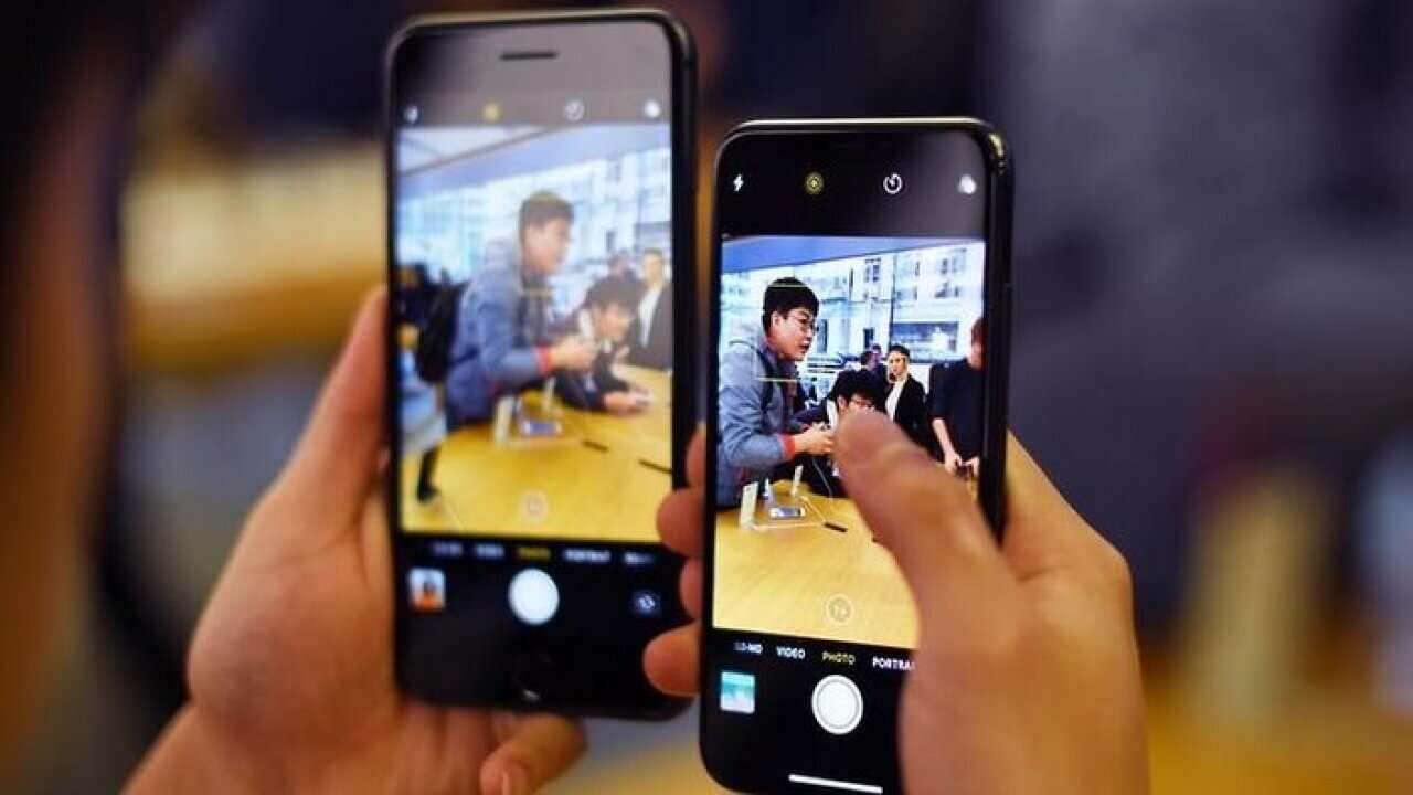 China's smartphone market has fallen for the first time, with annual shipments down by 4% in 2017, according to data from research firm Canalys.