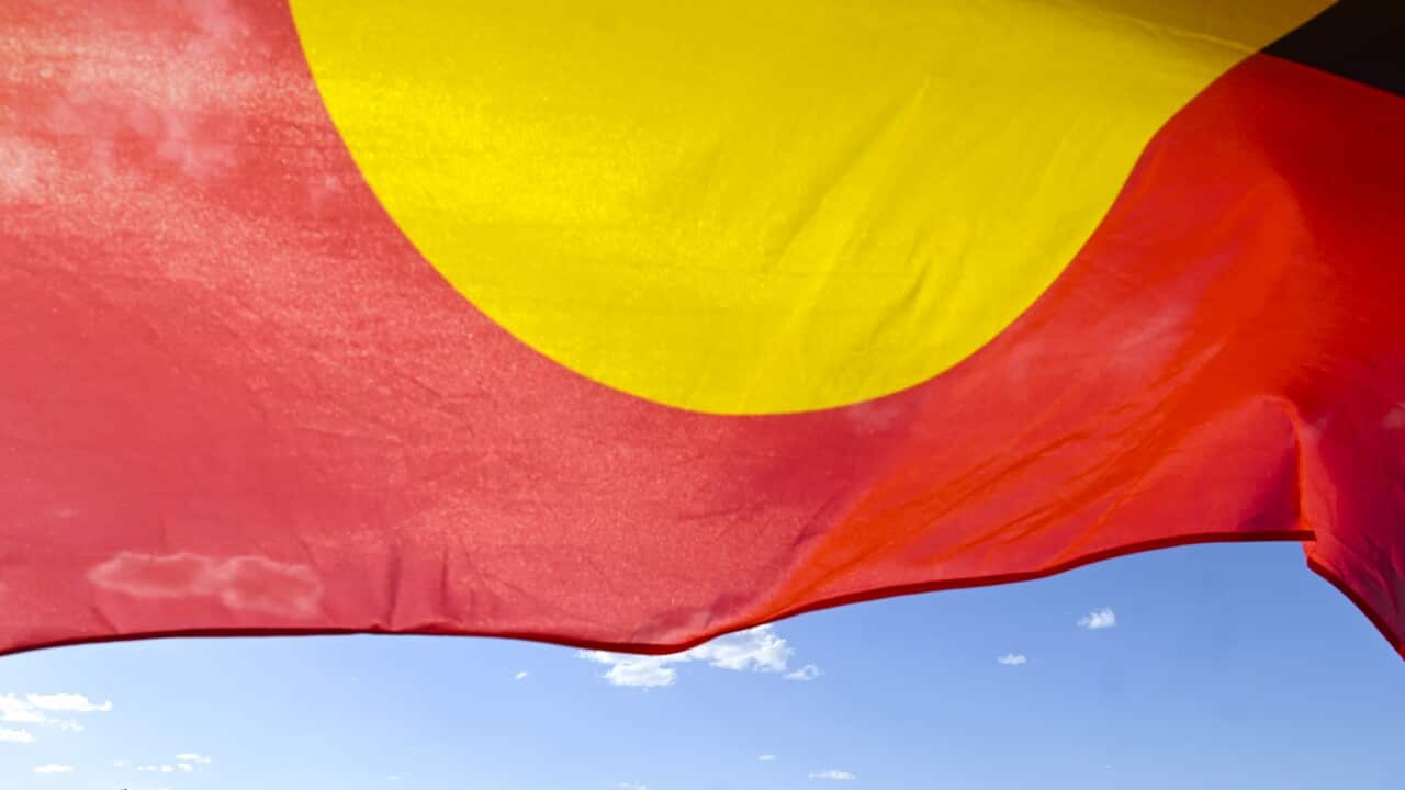 علم السكان الأصليين يرفرف أمام أولورو.