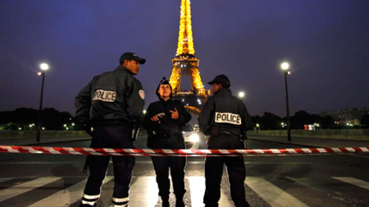 eiffel_security_night_101004_B_ap_1822903796