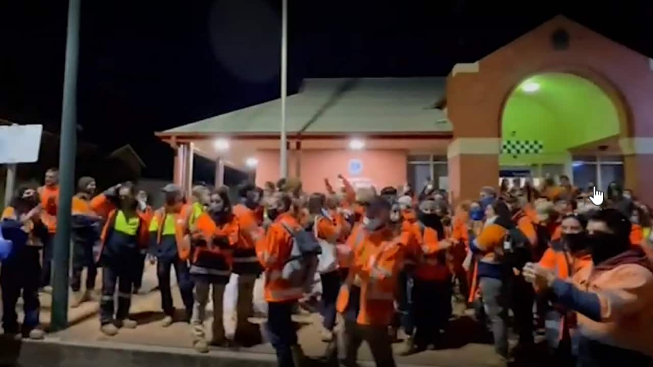 Trabajadores hispanos se unen a protesta contra la “inacción policial” tras sufrir una serie de asaltos en un pueblo australiano