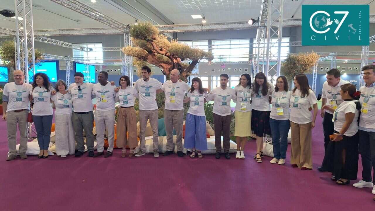 Flah mob di Civil7 per il G7 (Bari).jpg