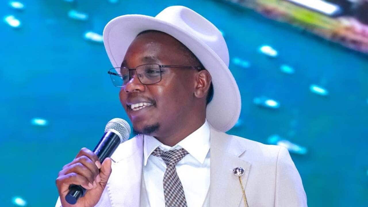 Hezron Baranga, Mwenyekiti wa Jamii yawa Kalenjin wa NSW akitoa hotuba.jpg