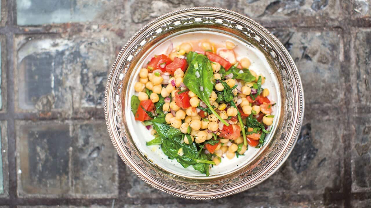 Chickpeas with spinach and yoghurt