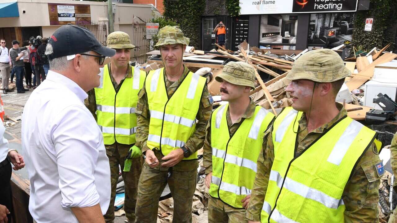 Il Primo Ministro Scott Morrison a colloquio con membri dell'Australian Defence Force al lavoro a Brisbane
