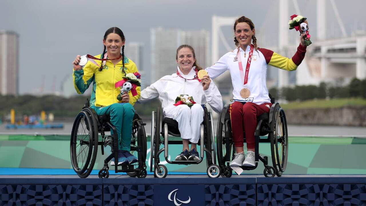 Medaalists posing during the women's PTWC Triathlon medal ceremony on day 5 of the Tokyo 2020 Paralympic Games at Odaiba Marine Park on August 29, 2021 in Tokyo, Japan.