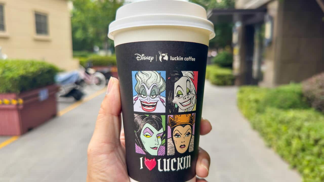 Luckin Coffee's Disney Villain Queen-themed cups drive consumer enthusiasm in Yangzhou