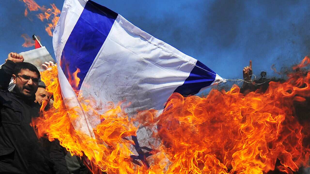 Turkish demonstrators burn Israeli flags