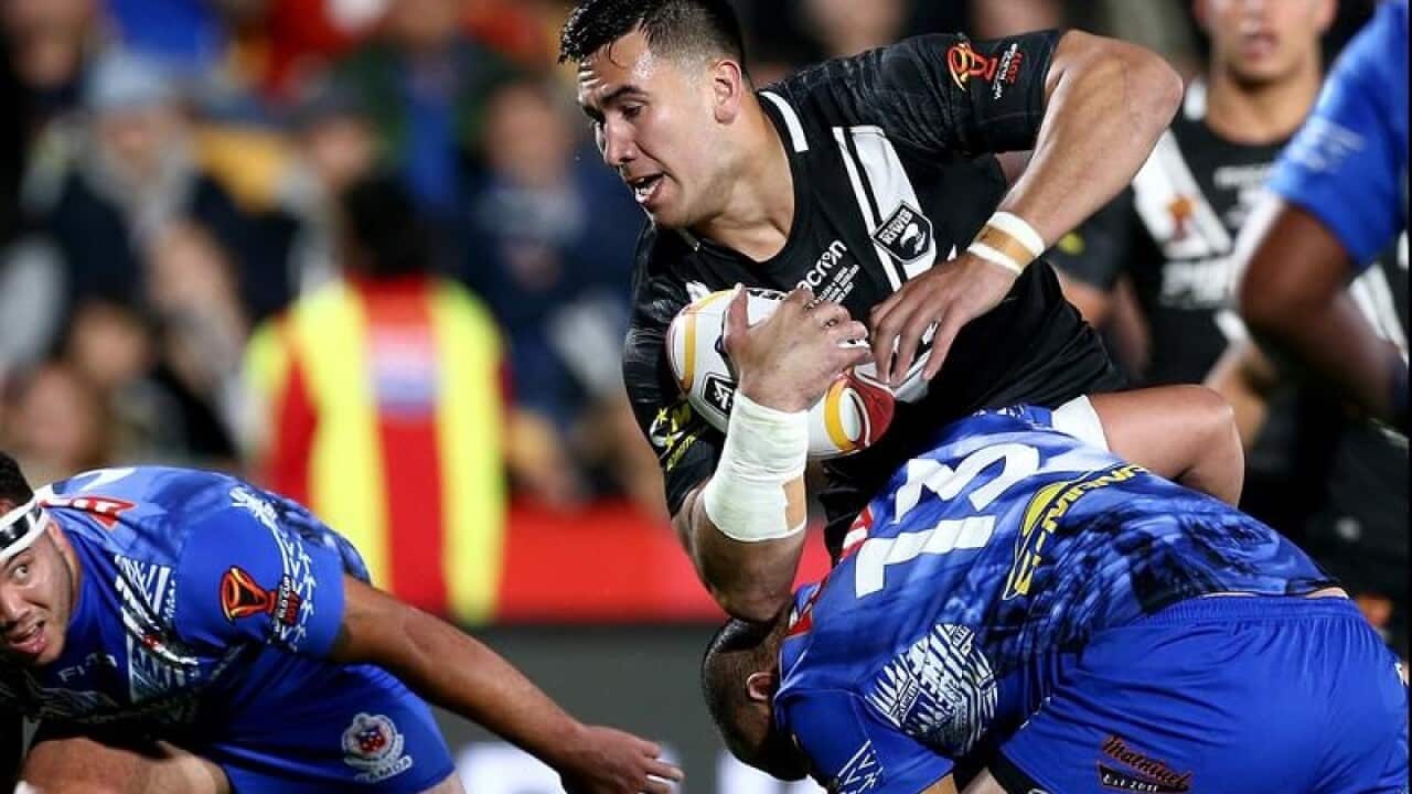 Nelson Asofa-Solomona of New Zealand is tackled by Samoan players.