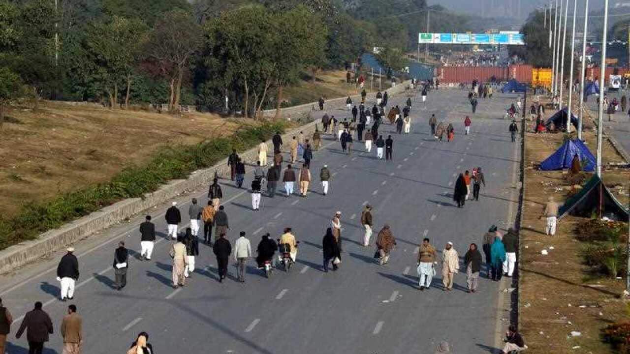 Supporters of a religous group 'Tehrik Labayk Ya Rasool Allah' (TLYRA) disperse after their group reached an understanding with the government following the voluntarily resignation of the Law Minister Zahid Hamid.