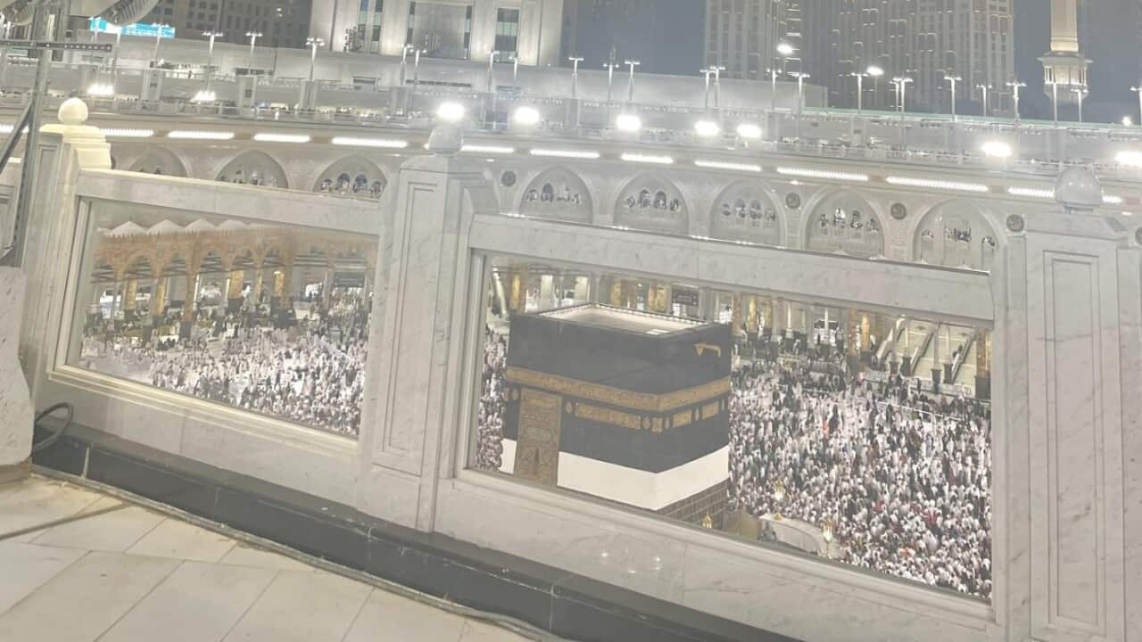 Jemaah Haji mengelilingi Kaabah di Masjidil Haram, Mekah.jpg