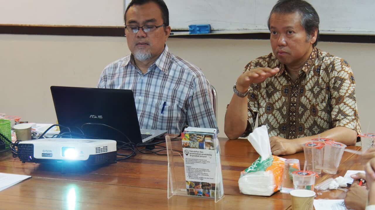 Dr Saiful Mahdi (left) and Prof Budy P. Resosudarmo training their PhD students in Syiah Kuala University, 2019.