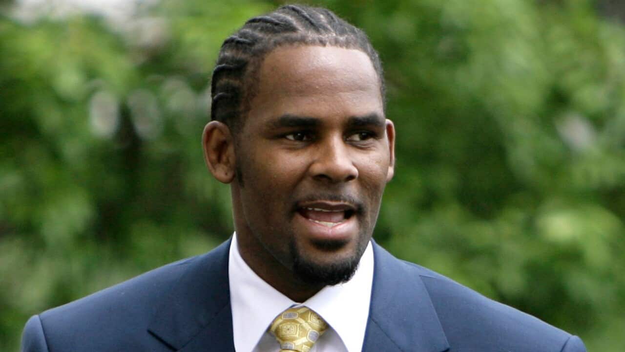 R&B singer R. Kelly arriving at 3the Cook County Criminal Court Building in Chicago on 13//6/08.