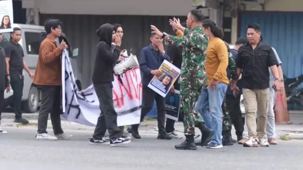 Aksi demonstrasi mahasiswa di depan markas TNI Kodim 0905-Balikpapan