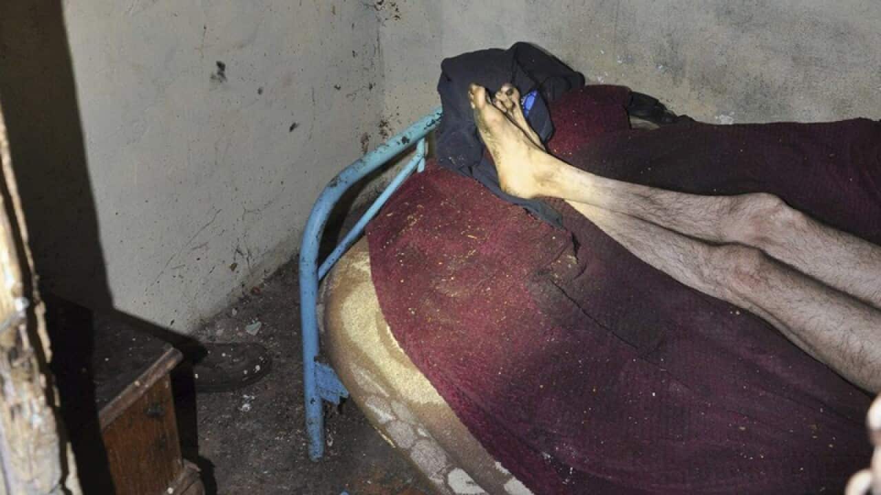 The legs of a man, 59, in a three-square-meter dovecot in Dos Hermanas