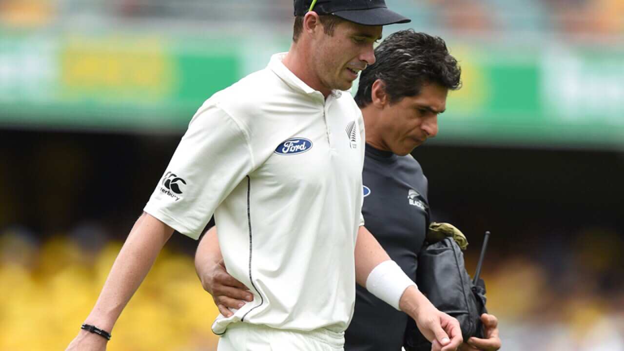 New Zealand fast bowler Tim Southee (L)