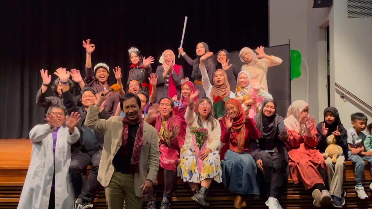 Barisan pelakon dan krew pementasan drama sci-fi Takdir.jpg