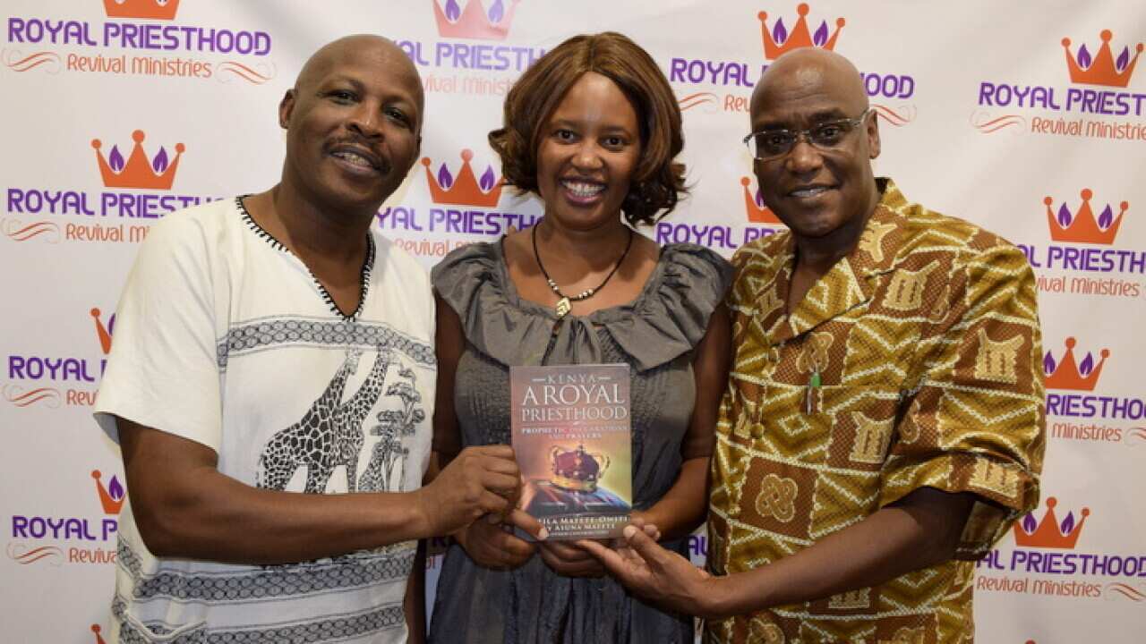 Wachungaji waonesha kitabu kipya cha Sheila punde baada ya uzinduzi wacho