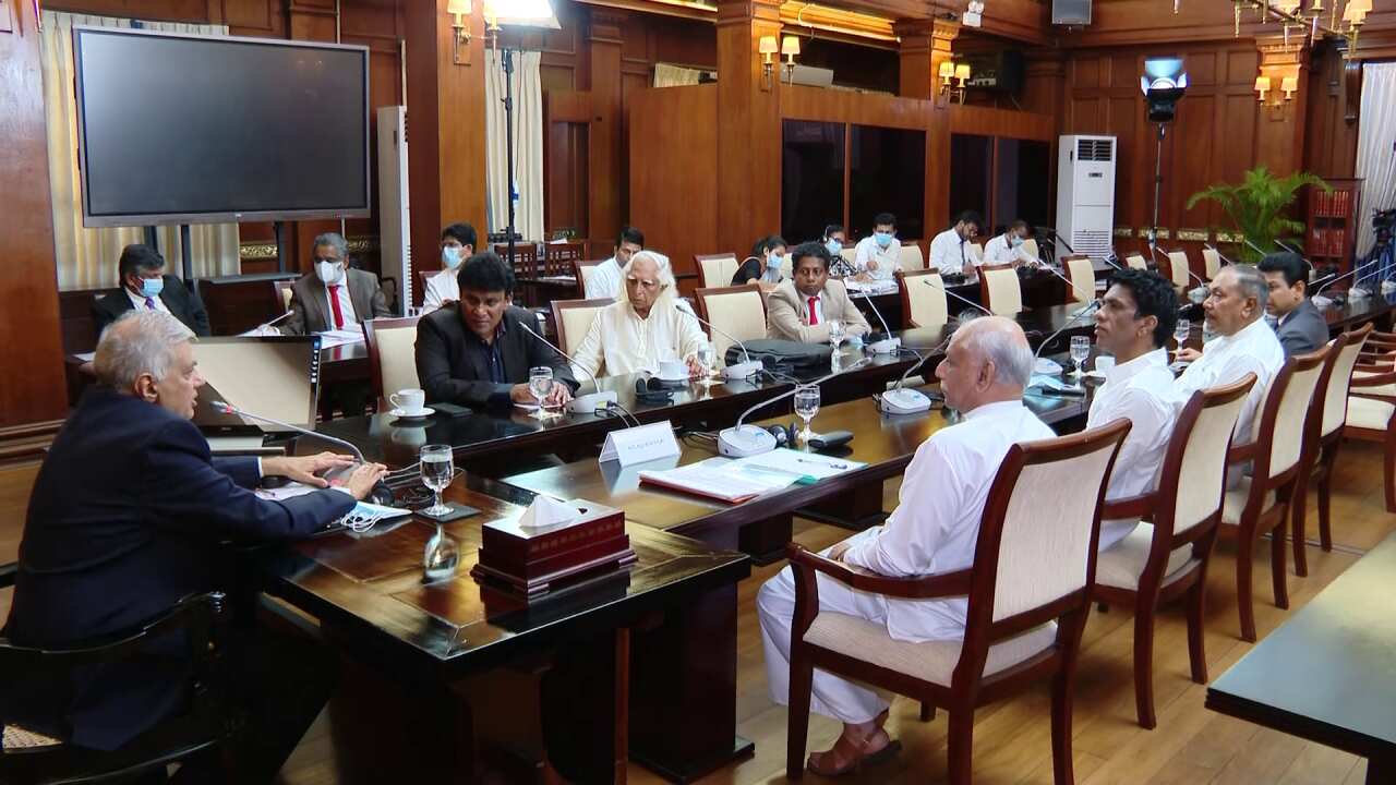 Sri Lankan President Ranil Wickramasinghe meets with other leaders