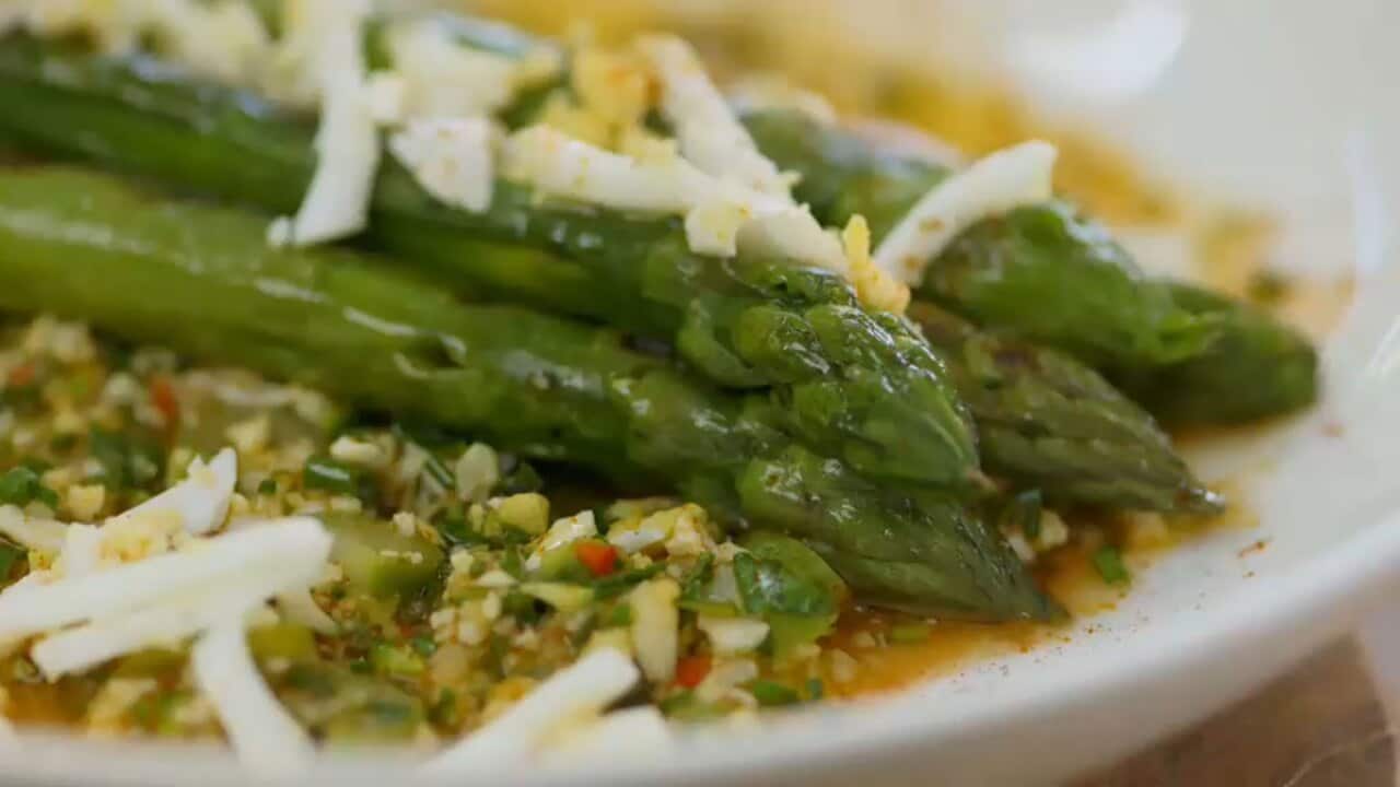Grilled asparagus with vegetable crumble