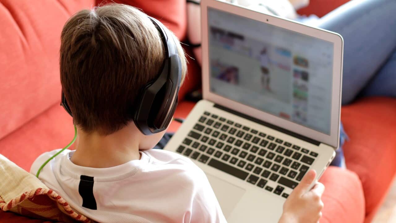 یک نوجوان در حال بازی ویدئویی