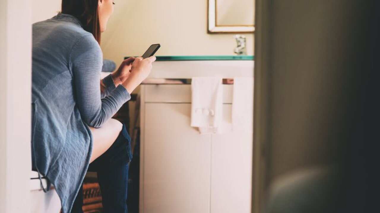 using your phone on the loo