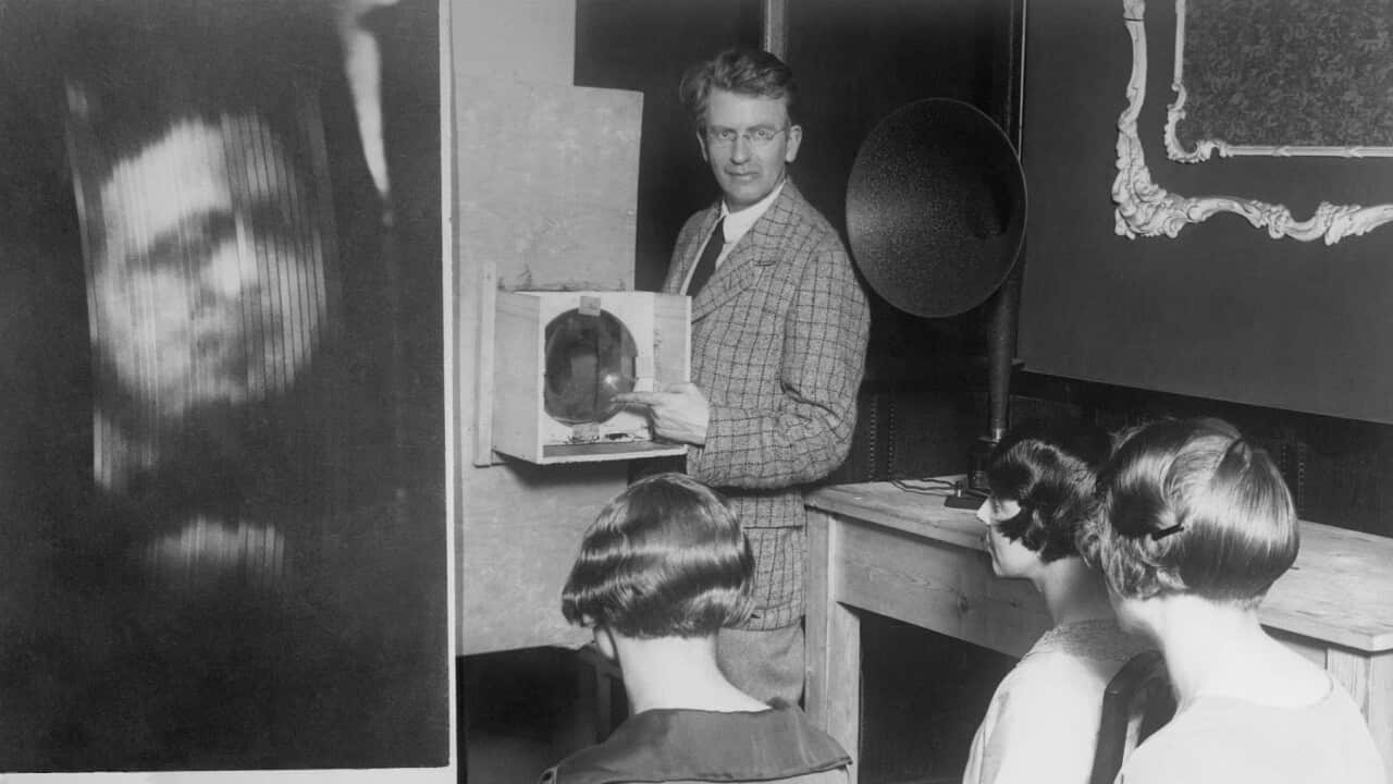 John Logie Baird Memaparkan Ciptaan Beliau