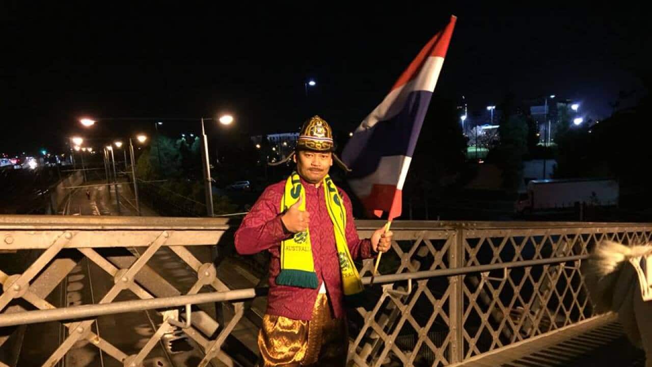 สมบัติ แช่มคล้ำ แฟนฟุตบอลชาวไทยในเมลเบิร์น ที่เคยใส่ชุดขุนศึกและนำธงไทยโบกสะบัดในสนาม เมื่อทีมไทยแข่งกับทีมออสเตรเลียในรอบคัดเลือกฟุตบอลรอบคัดเลือกในเมลเบิร์น