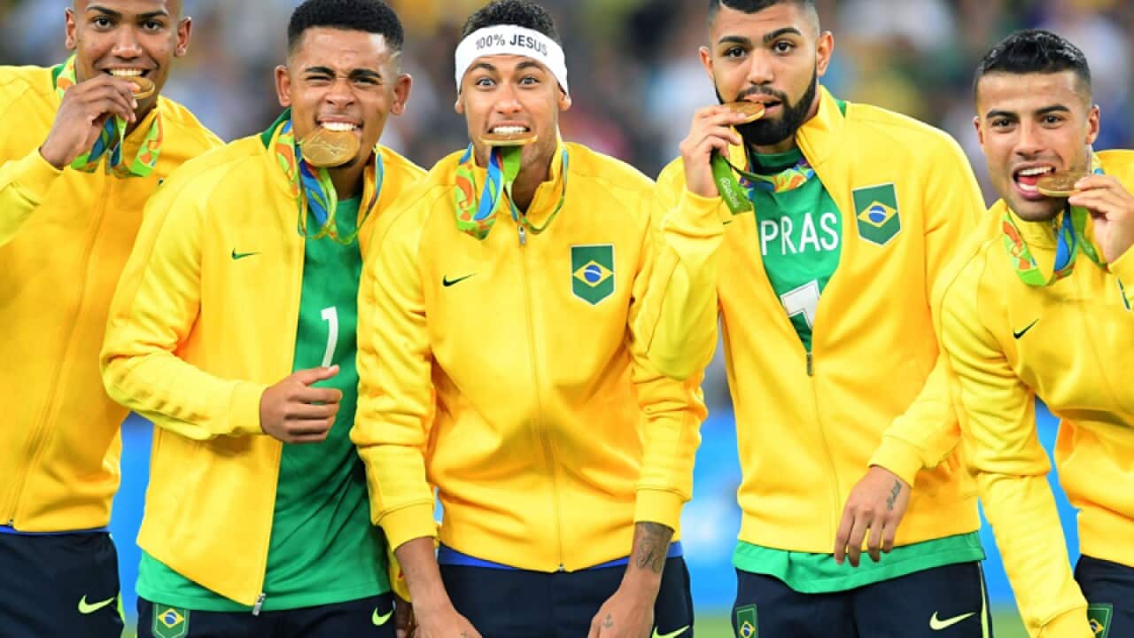Neymar (C) poses with Brazil teammates