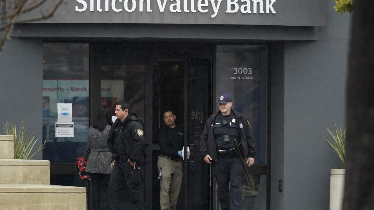 Police officers leave Silicon Valley Bank, Santa Clara (AAP).jpg