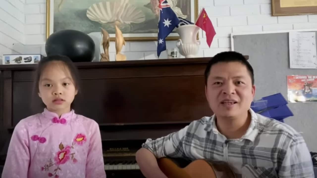 阿保和女儿唱《静夜思》