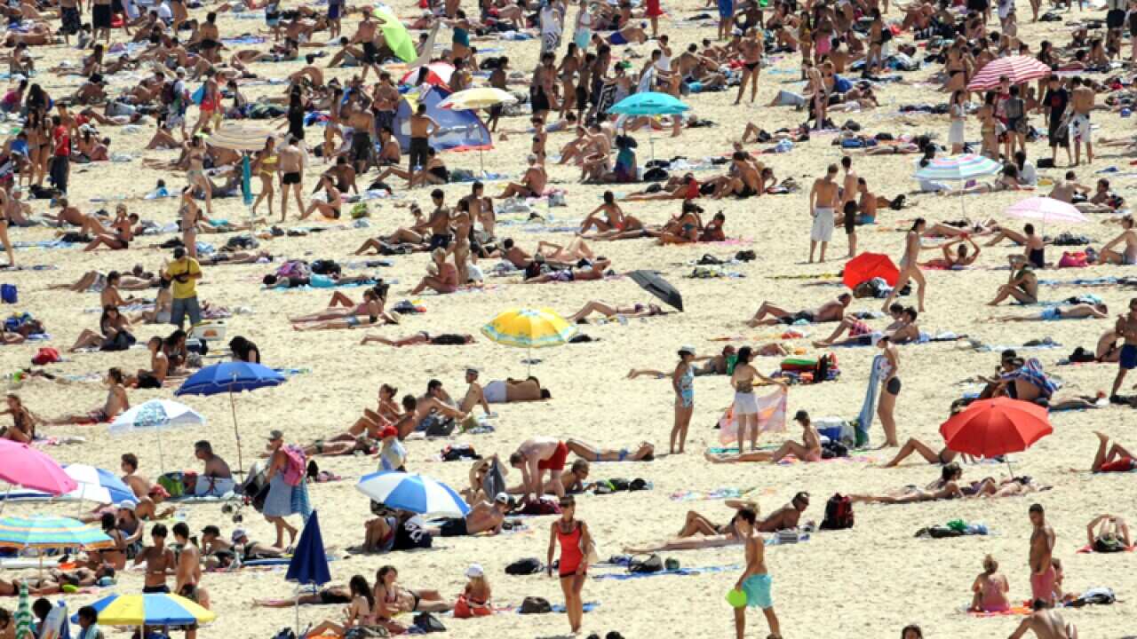 Thousands flock to Bondi Beach