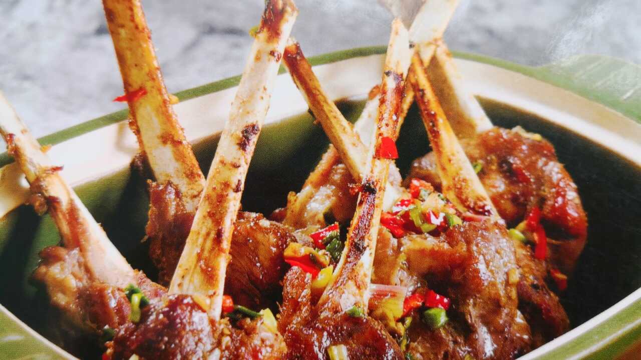 濃濃的蒜香與孜然粉的味道,令這味豬寸骨特別吸引你的胃口。