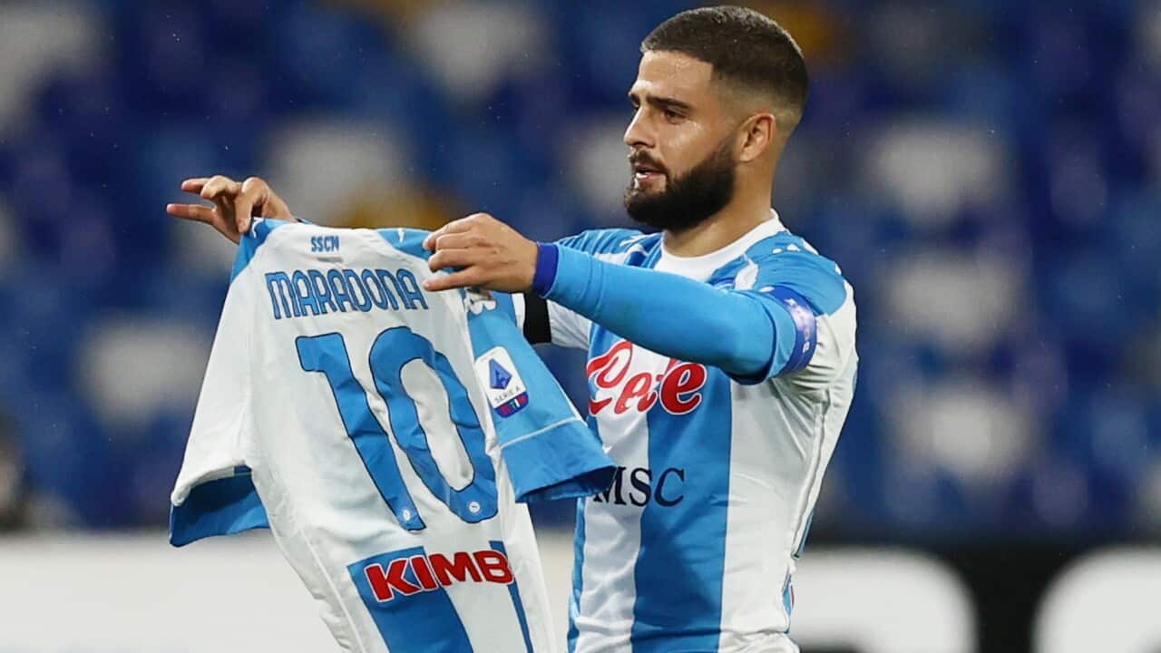 Il capitano del Napoli, Lorenzo Insigne, festeggia il gol contro la Roma esibendo la maglietta dedicata a Diego Armando Maradona