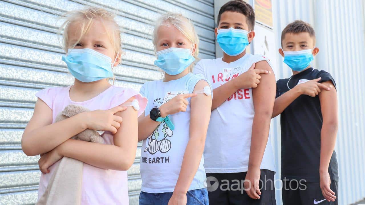 These children are keen to get vaccinated.